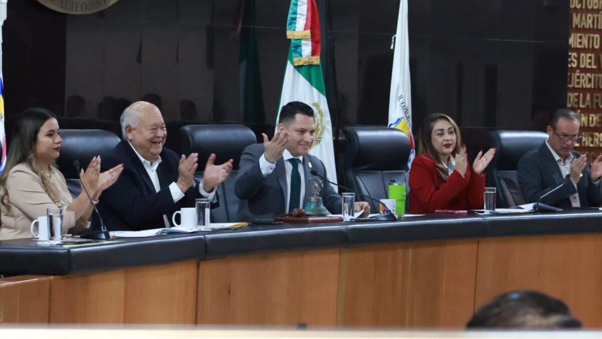 Acude Gobernador VMCC al 51 aniversario de la promulgación de la Constitución Política de BCS