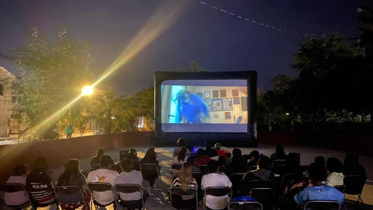 Programa Cine Móvil acerca el séptimo arte a familias de la colonia El Arenal, en Cabo San Lucas