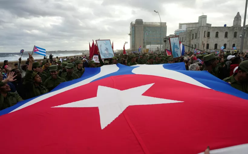 Miles de cubanos marchan frente a la embajada de EU en La Habana