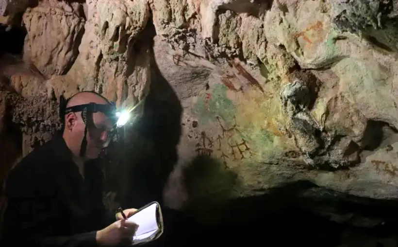 Descubren en Indonesia la pintura rupestre más antigua del mundo