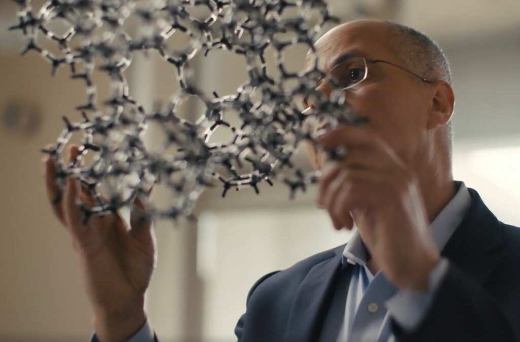 Premio Nobel Omar Yaghi inventa máquina que extrae hasta 1.000 litros diarios de agua del aire usando energía térmica ambiental