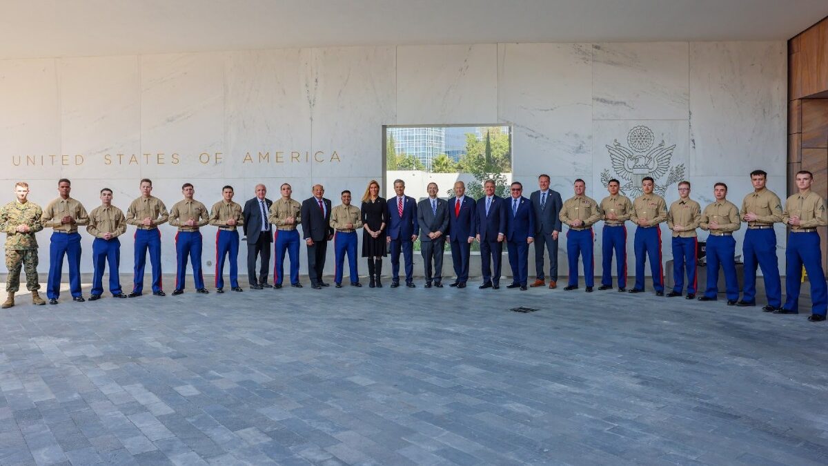 Legislador republicano dice que Sheinbaum canceló reunión y se saca foto con marines en México… cancillería responde