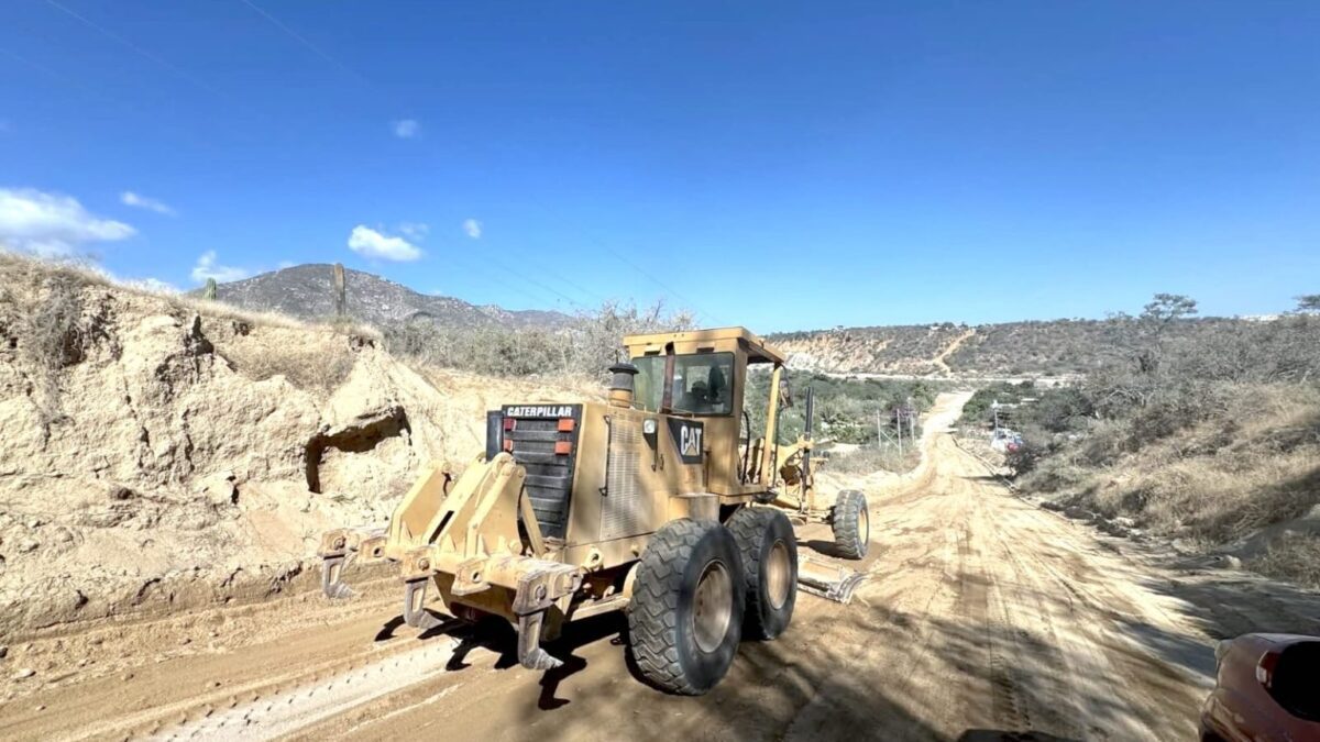 Realiza servicios públicos trabajos de mantenimiento vial en colonias Monte Real, Miramar y Jacarandas