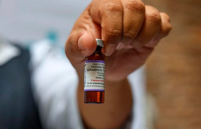 ¿Por qué las personas mayores de 49 años no son vacunadas contra el sarampión? 