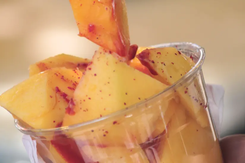 Mangos y cocos preparados en Todos Santos: una explosión de sabor frente a la Misión