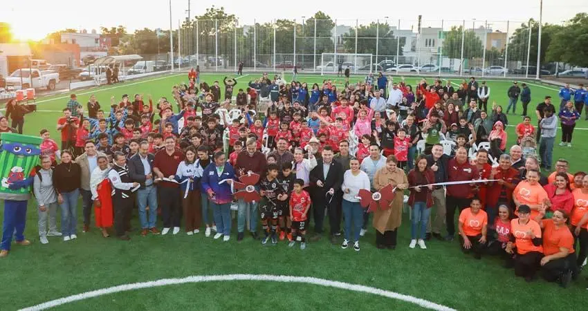 Milena Quiroga entrega nuevo campo de fútbol en La Paz, BCS