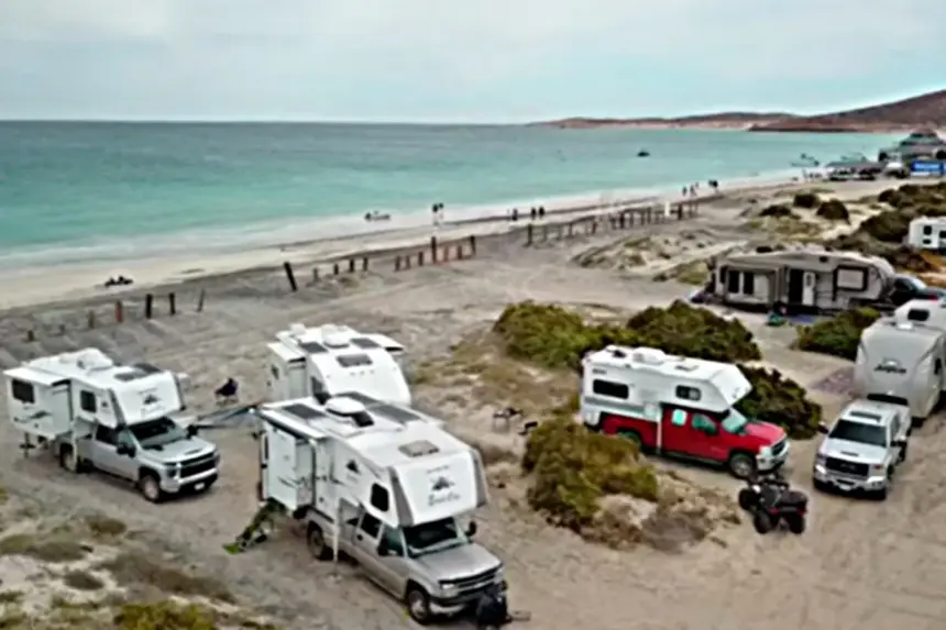 Alcaldesa de La Paz informa sobre casas rodantes en El Tecolote