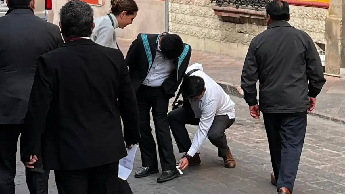 Colaboradores limpian zapatos a Hugo Aguilar, el ministro “fifí”, en público