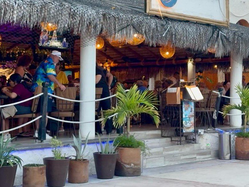 Sector restaurantero reporta baja hasta del 30% en Los Cabos