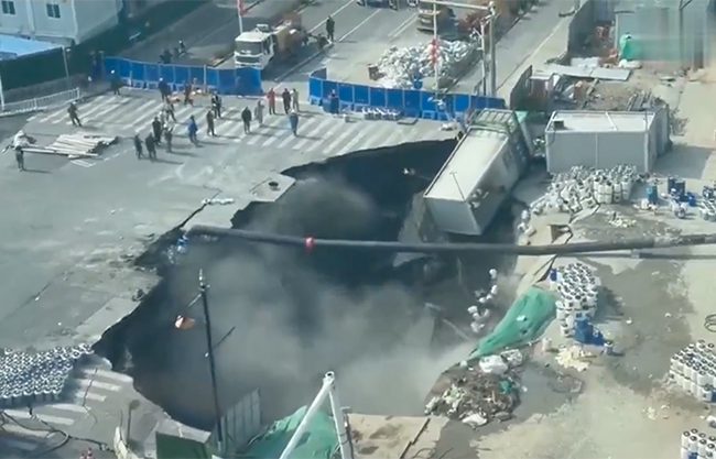 Se abre la tierra en Shanghái: captan enorme socavón que “se traga” todo a su alrededor