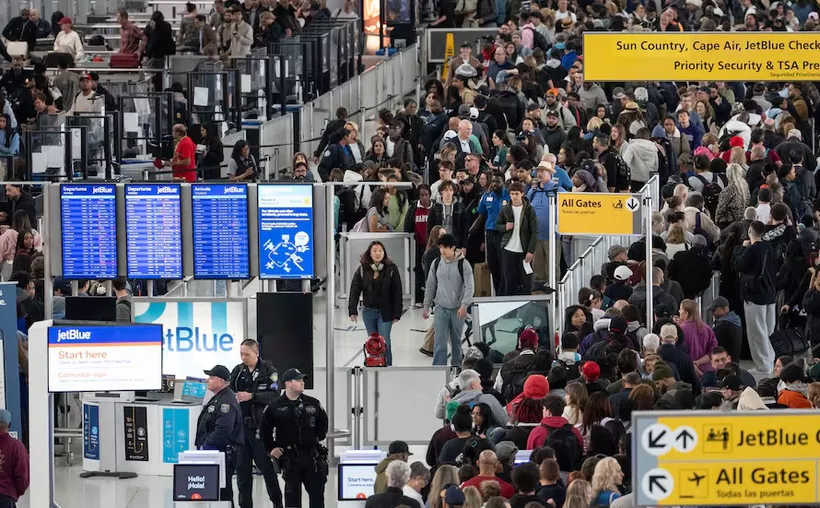 Trump ordena despliegue del ICE en aeropuertos tras huelga y crisis operativa