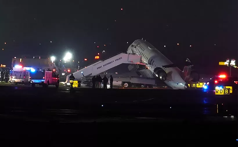 Choque entre avión y camión de bomberos deja 2 pilotos muertos en NY