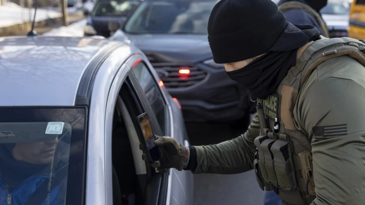 ICE ya no podrá esconderse: deberán mostrar cara y placa en redadas