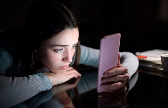 Pasar demasiado tiempo en el celular se vincula con trastornos alimentarios en adolescentes