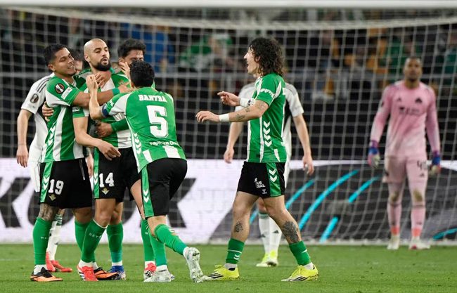 Álvaro Fidalgo y el Betis avanzan por primera vez a Cuartos de la Europa League