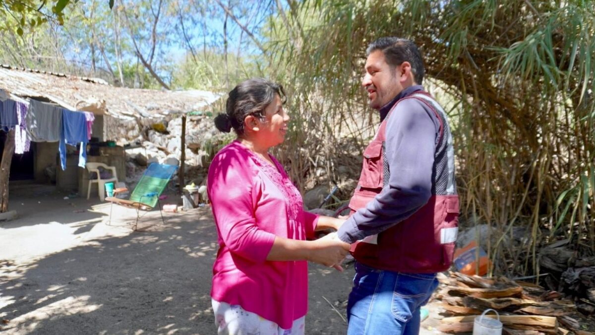Entregan apoyos asistenciales casa por casa en Cabo San Lucas y Miraflores