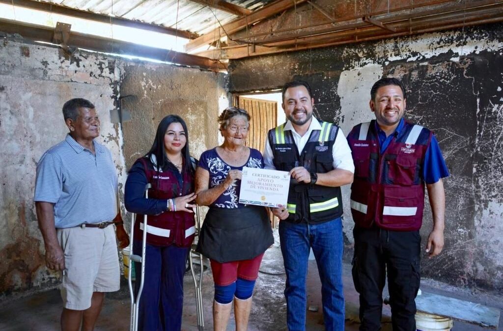 Entrega Christian Agúndez apoyos a familias afectadas por incendio de sus locales en Cabo San Lucas