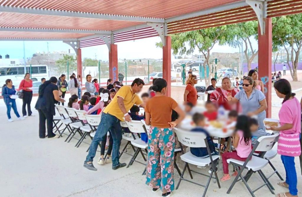 Entregan 115 desayunos a niños y personas adultas en la colonia Leonardo Gastelum en Cabo San Lucas