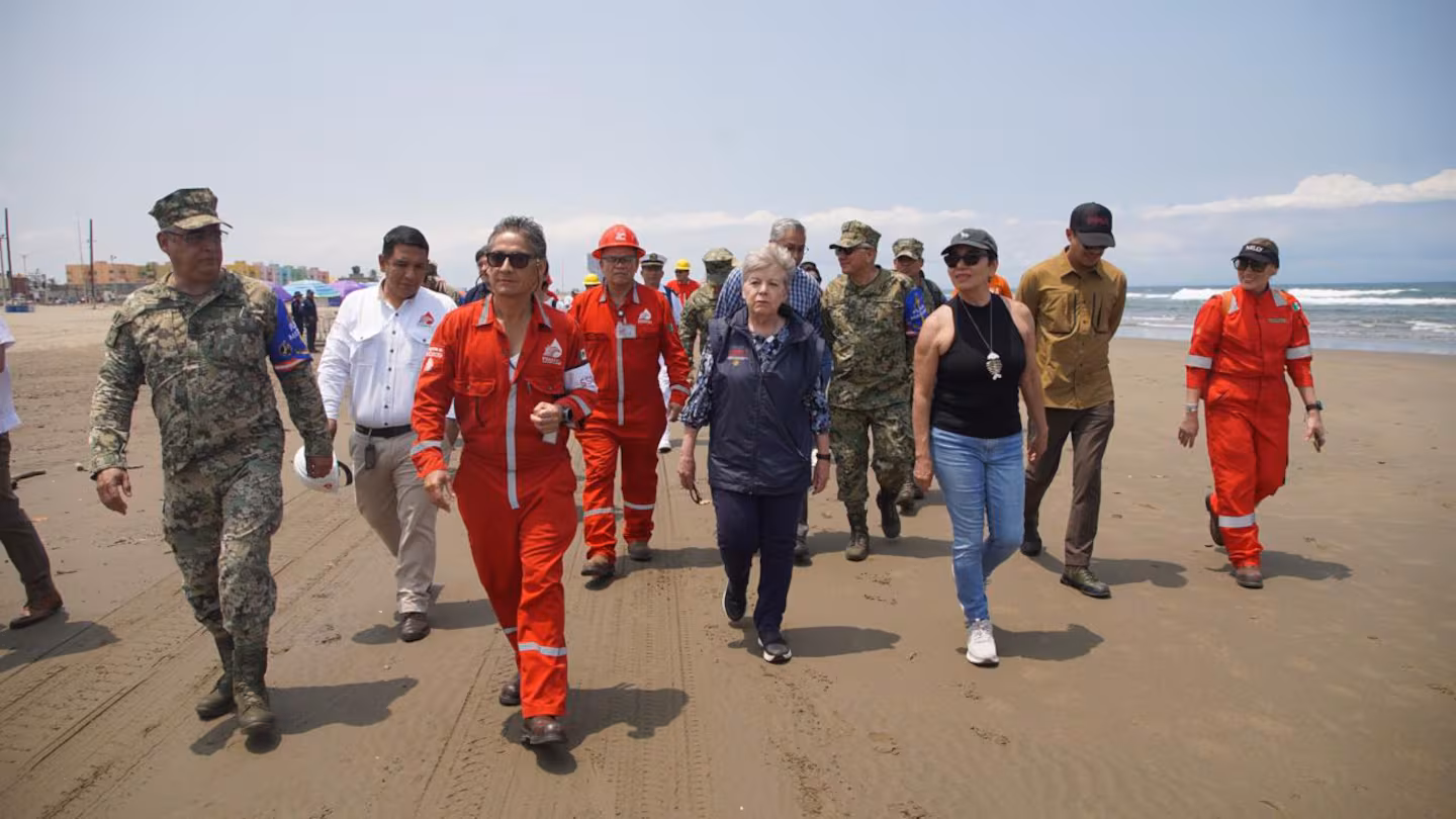 Semarnat encabeza recorridos de supervisión en playas con presencia de hidrocarburos; “sin afectaciones a ANPs” afirma