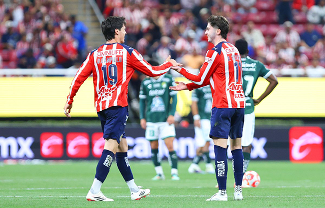 Humilla Chivas a León y recupera liderato de la Liga Mx