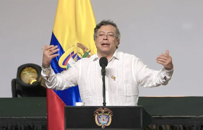 Petro dice que hay 27 cuerpos calcinados por bombardeos de Ecuador en frontera con Colombia