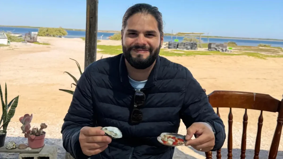 Farid Dieck disfruta almejas en San Buto durante su recorrido por BCS