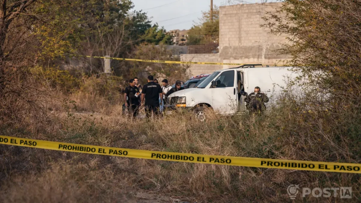 Localizan a hombre sin vida dentro de vehículo tras salida de camino en La Paz