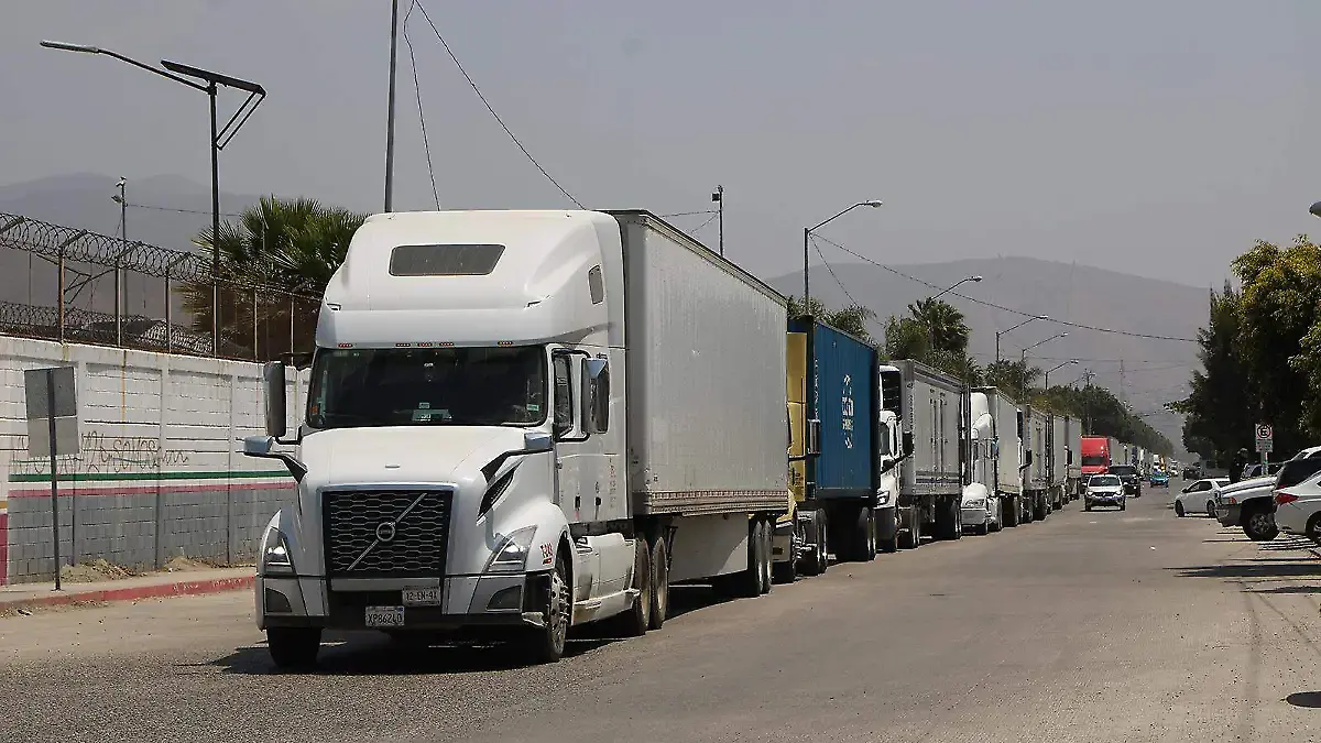 Amenazan burócratas con bloqueos en la Transpeninsular este viernes en BCS si no hay respuesta a demandas laborales