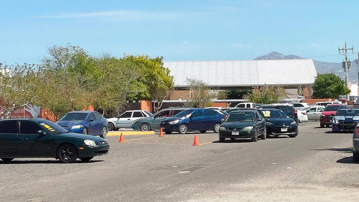 Tráfico y carruseles escolares saturan vialidades en La Paz