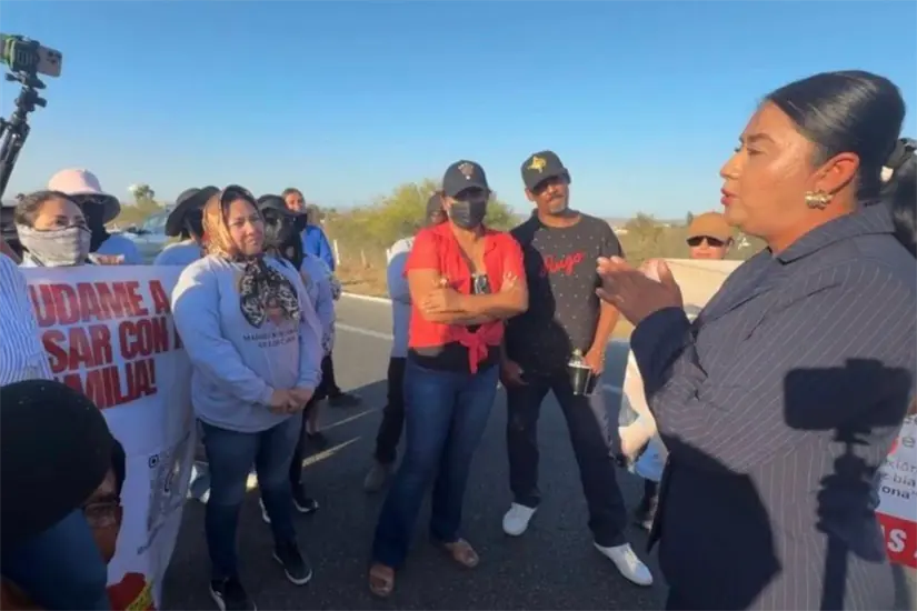 Madres buscadoras bloquean aeropuerto de Los Cabos por desaparecidos, acude Christian Agúndez