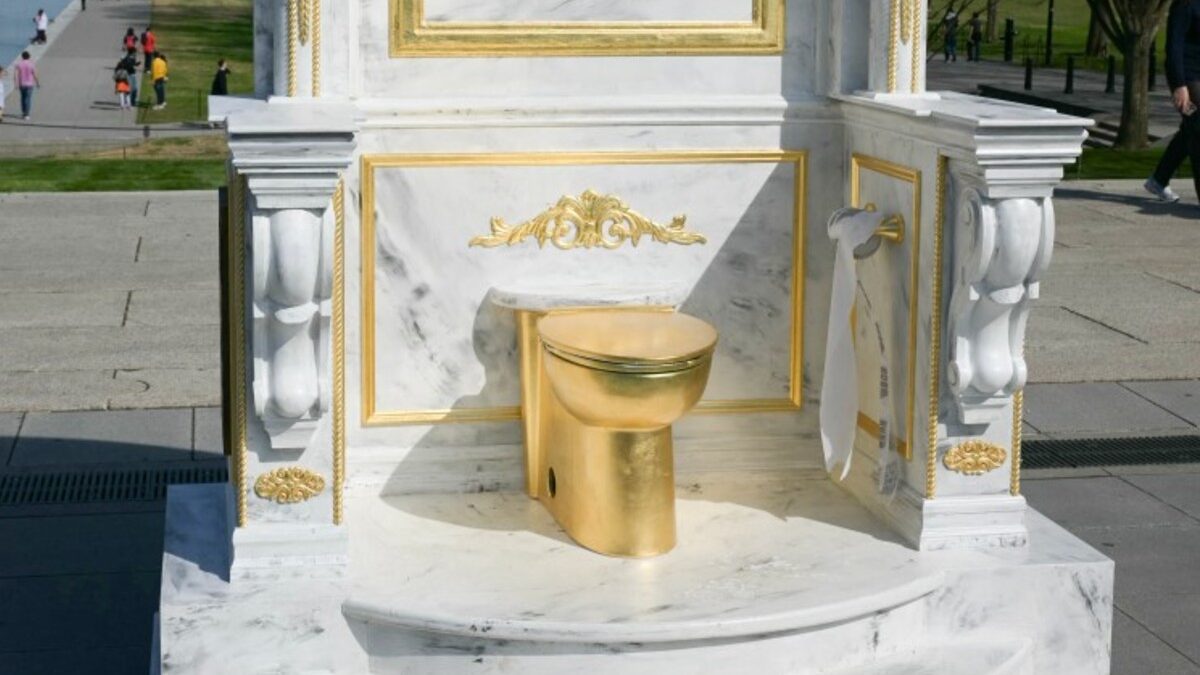 “Un trono digno de un rey”: Artistas instalan inodoro dorado cerca de la Casa Blanca para burlarse de Donald Trump