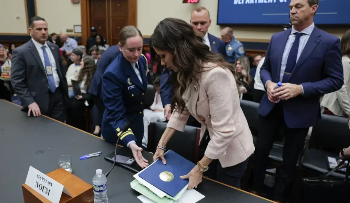 Trump destituye a Noem en medio de la frustración entre funcionarios de la Casa Blanca y legisladores republicanos