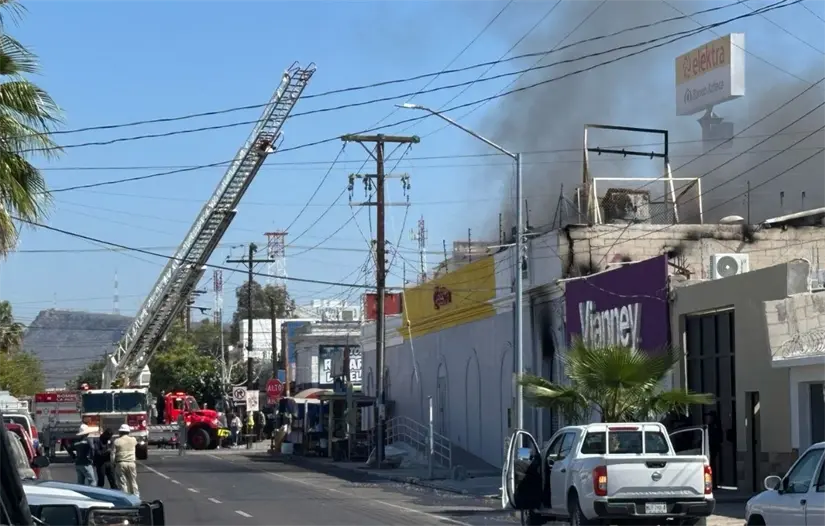 Explosión de transformador provoca incendio en tienda Elektra de La Paz