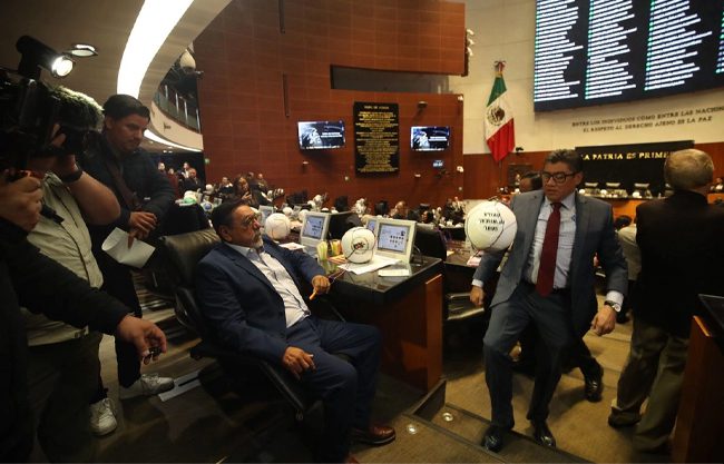 Llega la fiebre mundialista al Senado con balones hechos en Guerrero