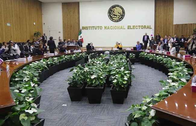 Avanzan 369 aspirantes a consejeros del INE; perfiles cercanos a la presidencia superan primer filtro