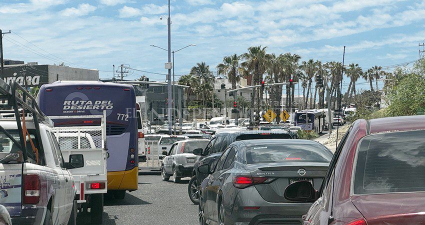 Crisis vial en Los Cabos: Camioneros bloquean la Transpeninsular por adeudo de 10 mdp