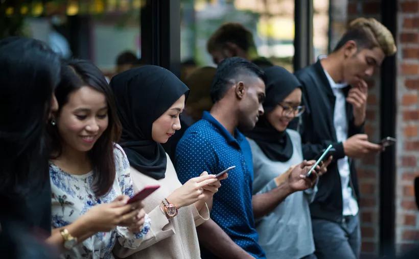 ¿Demasiado tiempo frente al celular? 6 señales de que eres un adicto