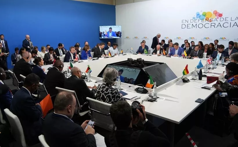 Sheinbaum niega tensión con Madrid; invita a presidente visitar México