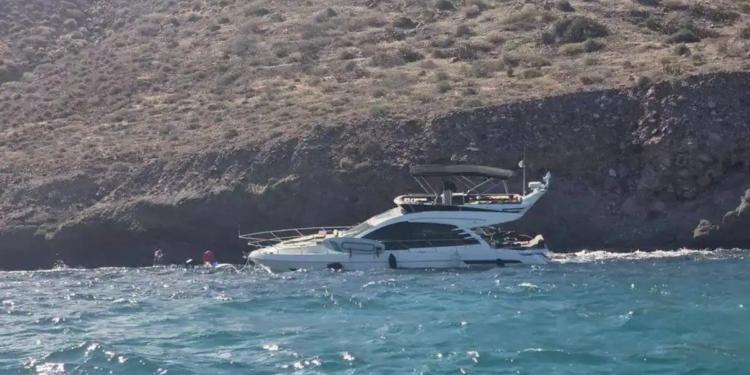 Armada rescata a tripulantes de yate a punto de hundirse en costas de La Paz