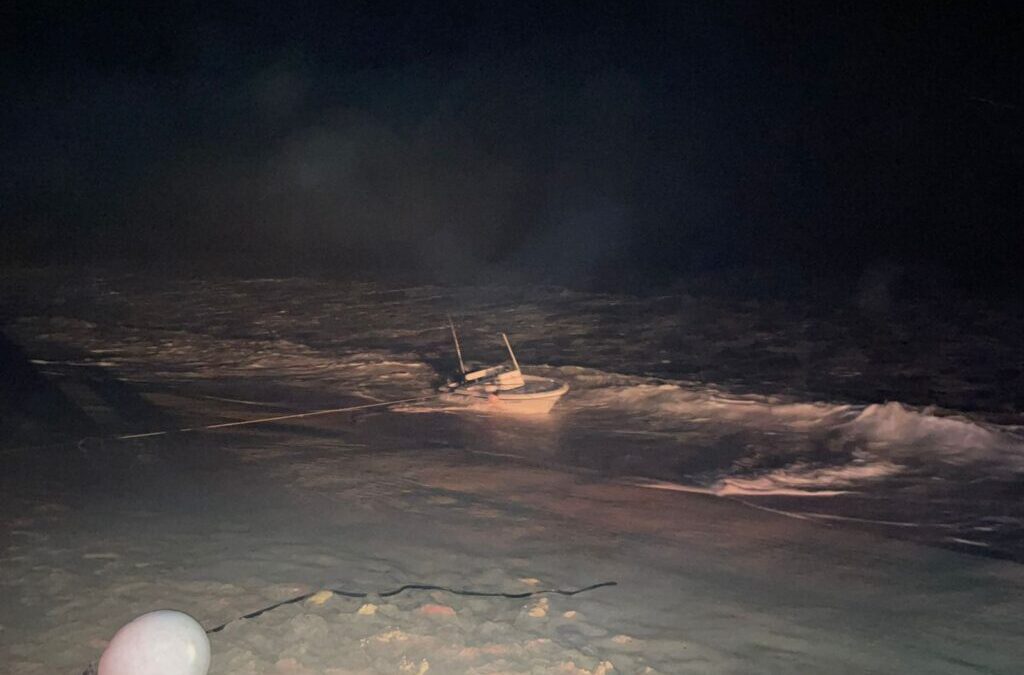 Rescatan a extranjero tras volcadura de embarcación en Costa Azul, en San José del Cabo