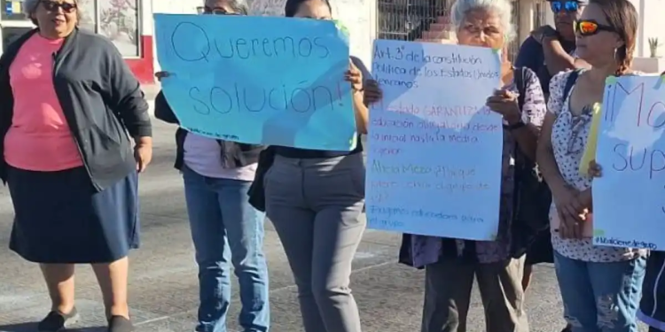 Bloquean padres de familia el bulevar Las Garzas