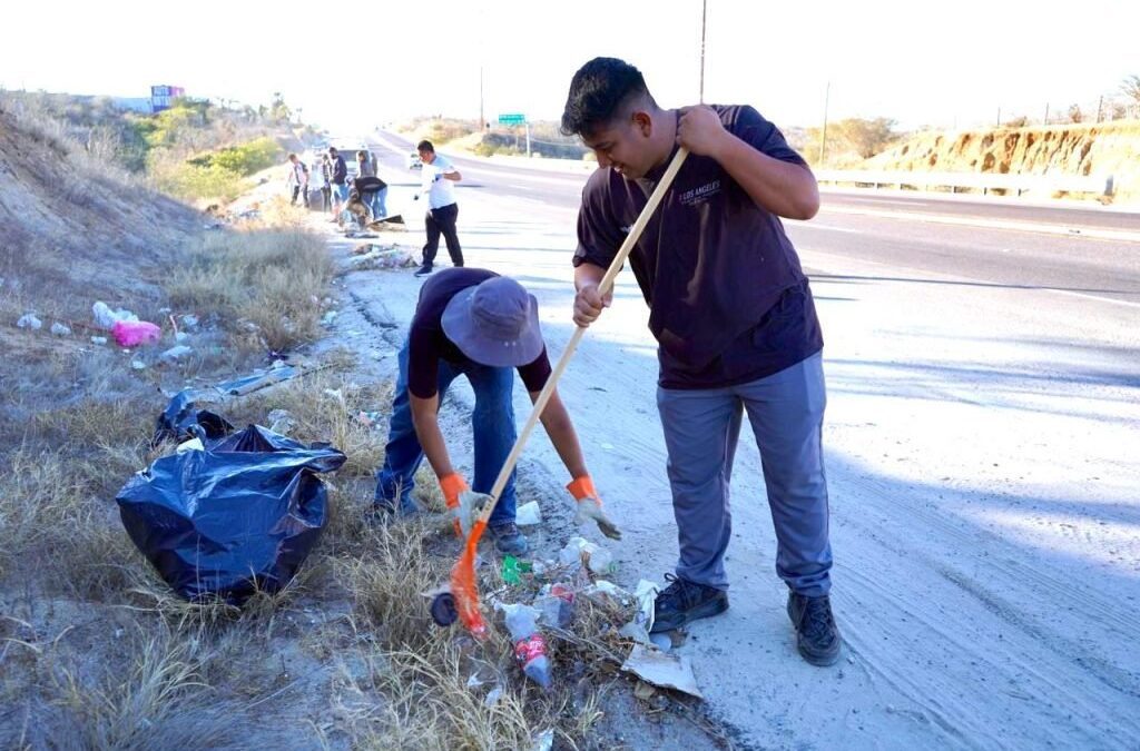 Realizan jornada de concientización y limpieza en carretera hacia Cabo San Lucas.