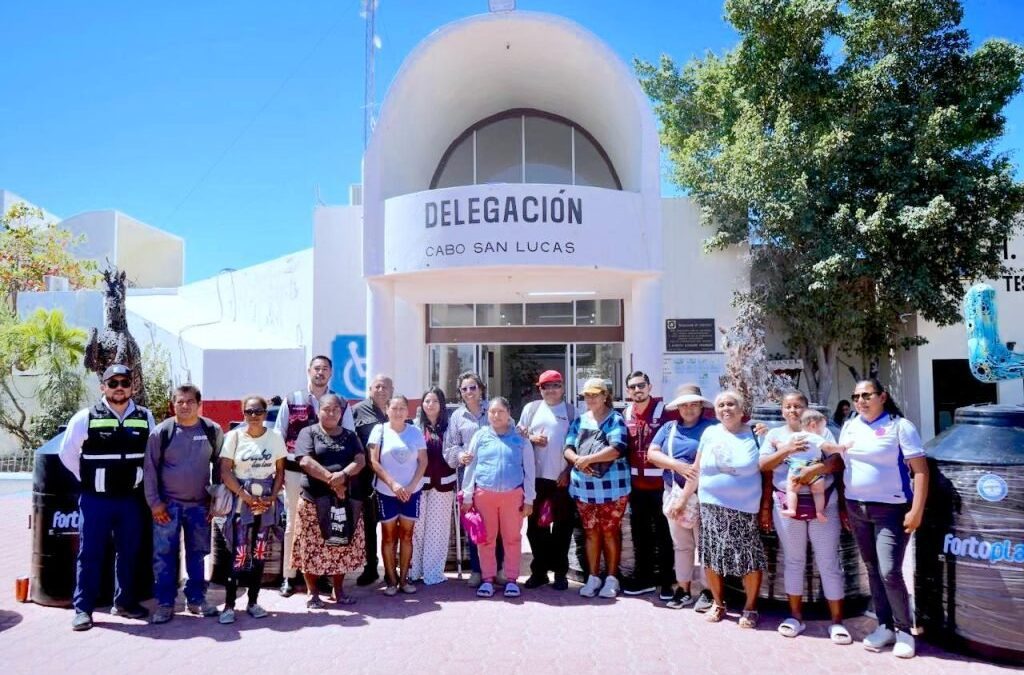 Entregan tinacos a familias de Cabo San Lucas para mejorar acceso al agua.
