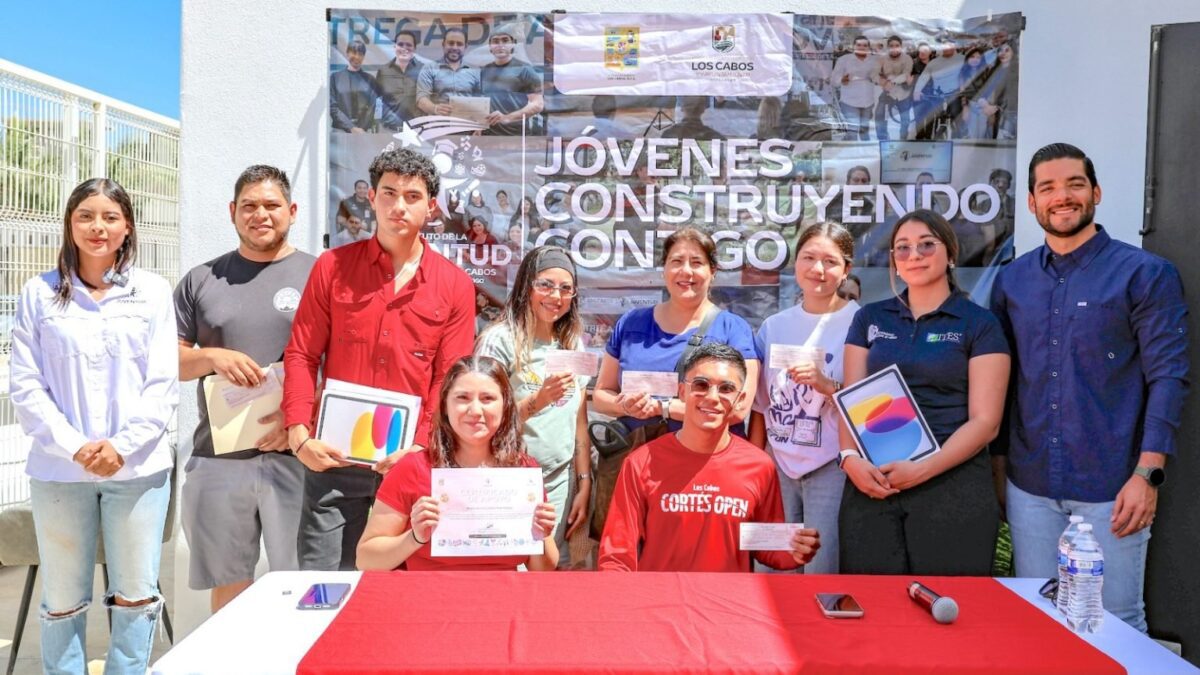 Entrega Ayuntamiento de Los Cabos apoyos económicos y tabletas a jóvenes.