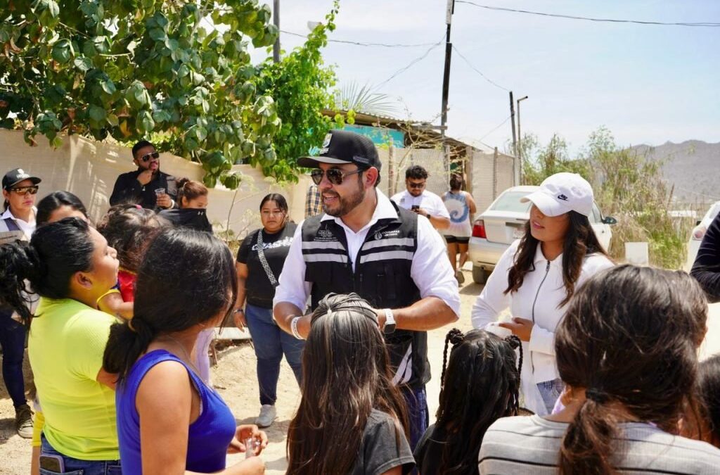 En la colonia Gastélum Alcalde Christian Agúndez entrega tinacos, agua potable y apoyos en beneficio de familias de Cabo San Lucas