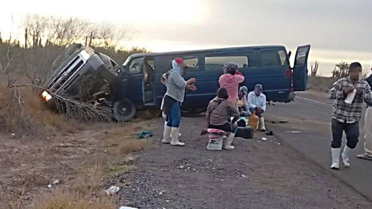 Accidente en carretera de Comondú deja más de 10 trabajadores del campo lesionados