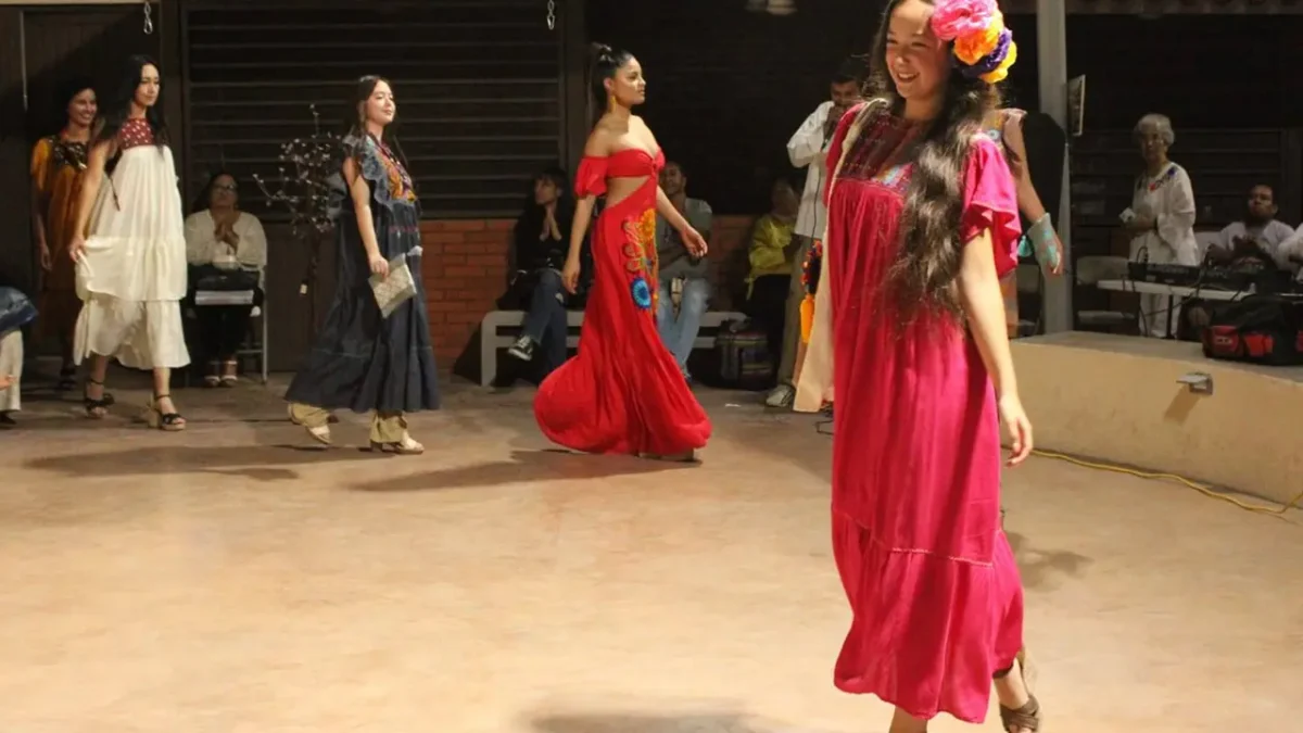 Realizan pasarela “Colores con Raíces” en el Mercado Étnico de La Paz