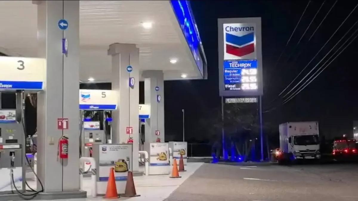 Gasolina en La Paz sube hasta 30 pesos por litro y golpea el bolsillo en 2026