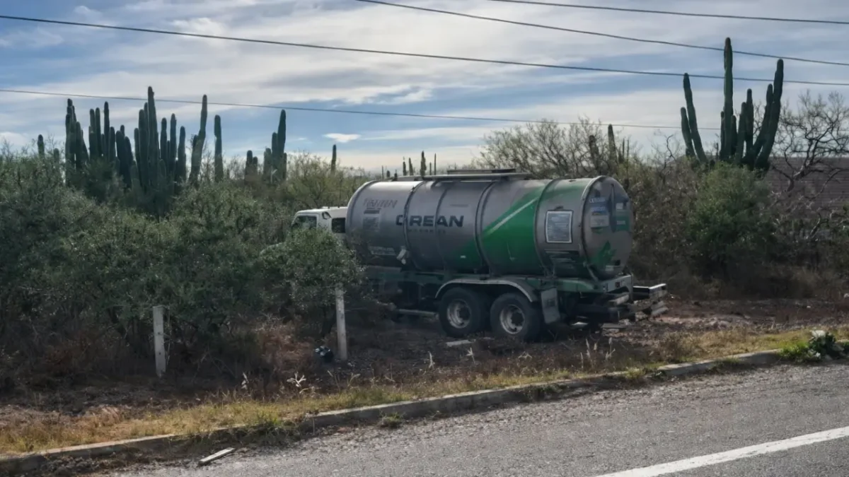 Conductor se queda dormido y provoca accidente en carretera Todos Santos–La Paz; deja sin luz a rancherías