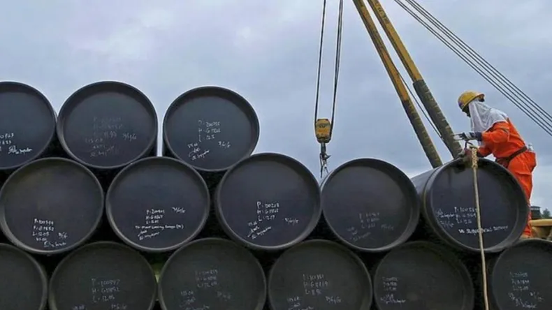 El petróleo cae un 18% tras tregua de Trump con Irán